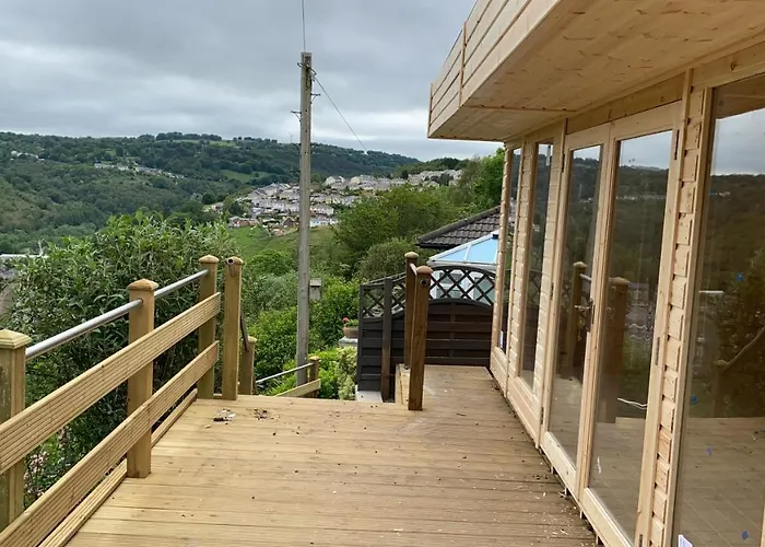 The Crest Hillside Retreat With Hot Tub