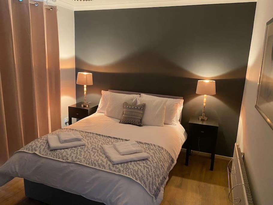The Crest Hillside Retreat With Hot Tub Holiday home *