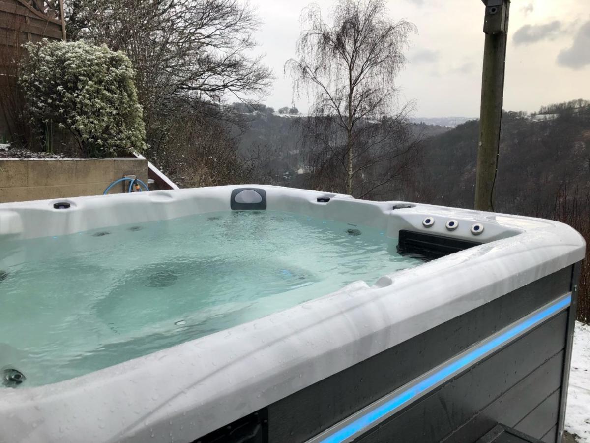 The Crest Hillside Retreat With Hot Tub
