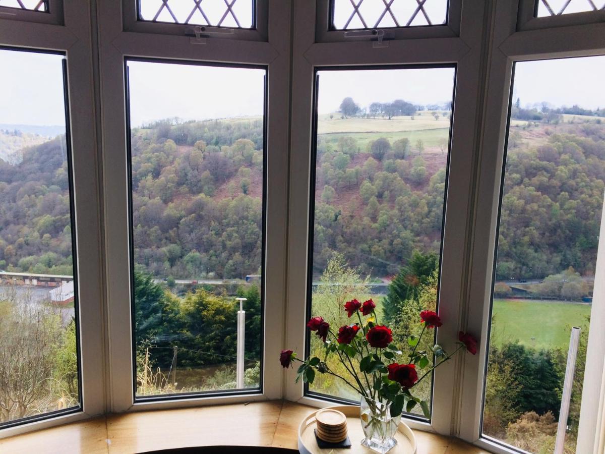 The Crest Hillside Retreat With Hot Tub Holiday home *