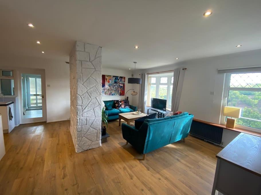 The Crest Hillside Retreat With Hot Tub Holiday home
