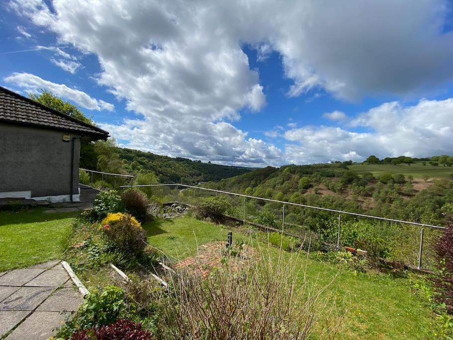 The Crest Hillside Retreat With Hot Tub